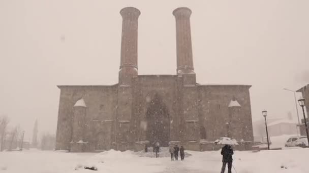 Erzurum Turkiet Snöstorm Turkiet Resor Tvillingminaretskola Turkiska Ifte Minareli Medrese — Stockvideo