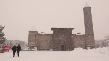 Türkiye 'de kar fırtınası sırasında Erzurum. Yakutiye Okulu (Türkçe: Yakutiye Medrese). Türkiye seyahati, Yakutiye medresesi, Yakutiye medresesi. İslami antik bina. Erzurum seyahati