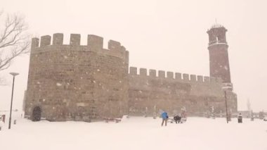 Erzurum, Türkiye 'de bir kar fırtınası sırasında Erzurum Şatosu (Türkçe: Erzurum Kalesi). Türkiye, Erzurum seyahati. İslami yapı