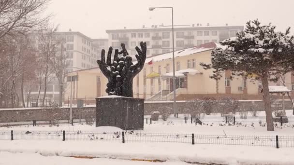 Erzurum Στην Τουρκία Κατά Διάρκεια Χιονοθύελλας Χιόνι Πέφτει Ένα Άγαλμα — Αρχείο Βίντεο