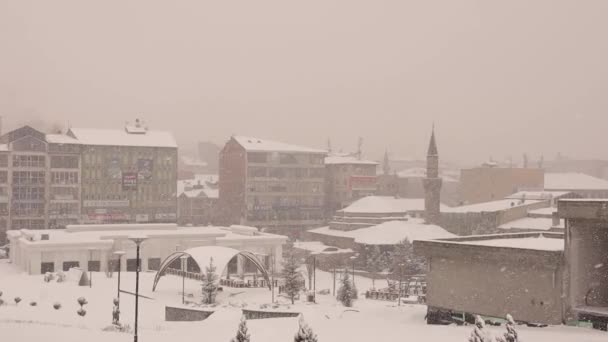 雪嵐の間 トルコの都市 エルズルムのトップビュー 冬の寒い日ブリザード 街の中心部に雪が降る 氷結凍結凍結氷 — ストック動画