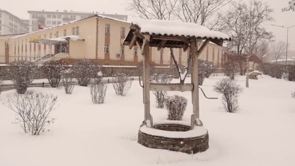 Ерзурум Туреччині Під Час Снігового Бурі Сніг Падає Давню Криницю — стокове відео