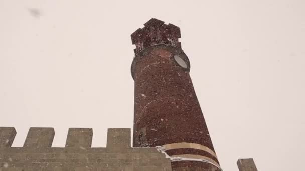 在一场暴风雪中 土耳其的Erzurum雪落在Erzurum城堡的钟楼上 土耳其语 Erzurum Kalesi 伊斯兰古建筑 冬天的寒冷天气 暴风雪 — 图库视频影像