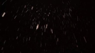 Geceleri kar yağıyor. Kar taneleri izole edilmiş, kar uzayda hareket ediyor. Siyah arka planda kar yağışı. Rüzgâr ve kışın hareket eden parçacıklar. Kara ekran Noel fırtınası, Kar Tanesi