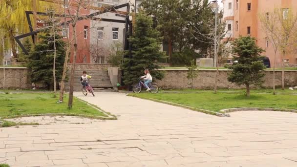 Щасливий Маленький Хлопчик Маленька Дівчинка Катаються Велосипеді Міському Парку Діти — стокове відео