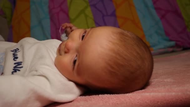 Een Baby Die Lacht Voor Camera Baby Ligt Een Bed — Stockvideo