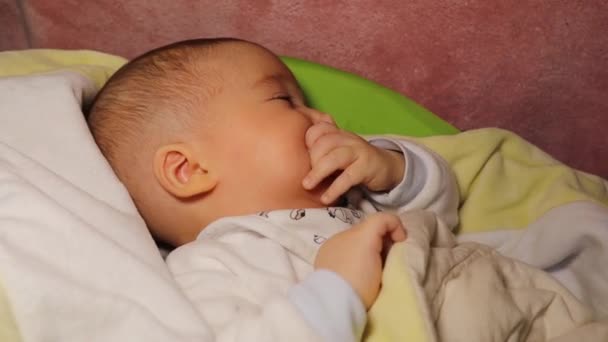 Baby Wacht Leise Auf Lutscht Finger Und Gähnt Familiengesundheit Und — Stockvideo