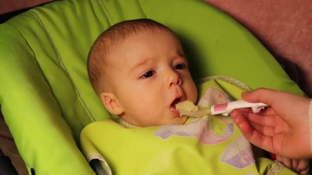 Bebê Comendo Comida Pela Primeira Vez Irmã Alimenta Seu Irmãozinho — Vídeo de Stock
