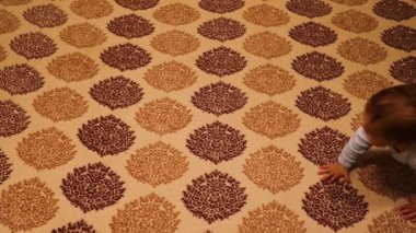 Bebek evde emekliyor, ağır çekim. Bebek Sürüngenlerinin Türleri: Klasik Sürünme. Aile sağlık hizmetleri ve tıbbi vücut konsepti, Mutlu Aile Anları. Yeni bebek, bebek. Yeni doğmuş. Çocuk çocuk. Çocuklar, çocuklar.