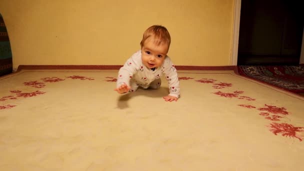 Baby Kruipt Thuis Naar Camera Slow Motion Soorten Baby Crawls — Stockvideo