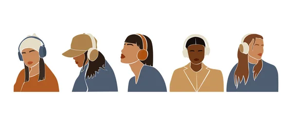 Set di donne astratte senza volto in cuffia. Donne di diverse etnie ascoltano una registrazione audio con cuffie. — Vettoriale Stock