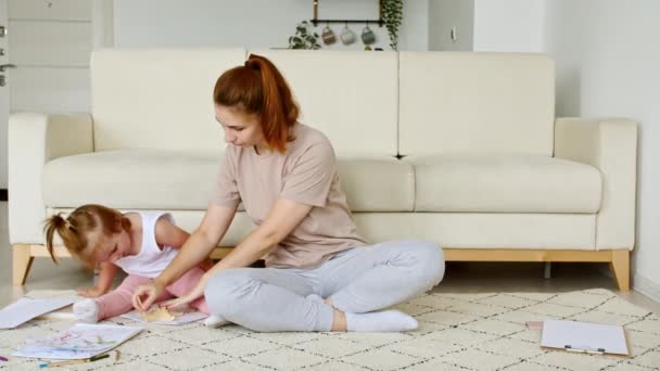 Мати робить вправи на йогу вдома для полегшення стресу розслаблюючі, в той час як її дитина маленька дочка відволікає і привертає увагу. Повільний рух — стокове відео