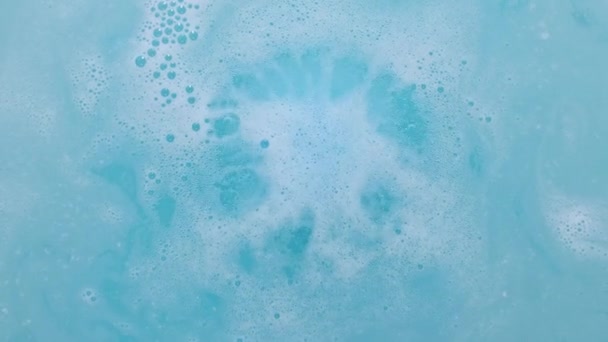 Blauwe borrelende vloeibare kokende textuur. Bombal lost op in water met witte schuimbellen. Cosmetisch product aturale en huidverzorging. — Stockvideo