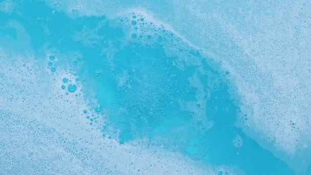 Blauwe borrelende vloeibare kokende textuur. Bombal lost op in water met witte schuimbellen. Cosmetisch product aturale en huidverzorging. — Stockvideo