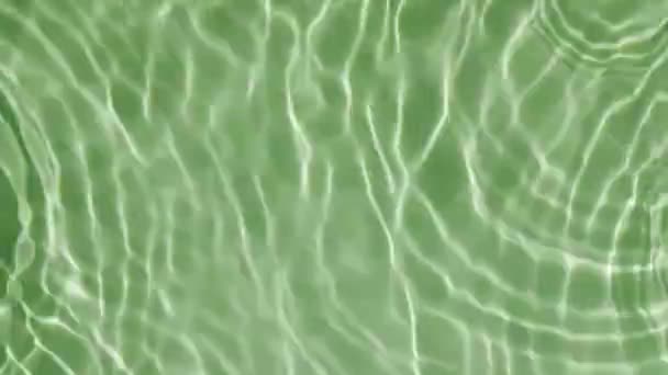 Woda splash zielony kolor. Czysta woda z odbiciami światła słonecznego w zwolnionym tempie. Słońce i cienie. Ruch czysty basen faluje i macha. 4k — Wideo stockowe