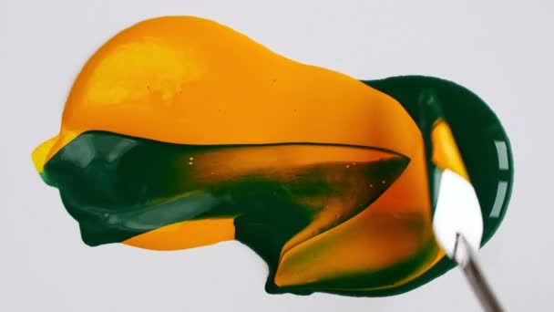 Seniman pencampuran bahan cat air hijau dan kuning menggunakan pisau palet dan pigmen pada latar belakang putih. Cat Akrilik. Goresan kuas abstrak. Menciptakan warna baru. Tekstur kanvas. Kuas cat. — Stok Video