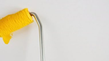 Yeşil arka planda sarı akrilik boya. Soyut sarı suluboya fırça darbeleri. Çadır bezi. Boya fırçası. Akrilik lekeleme ayarlandı.