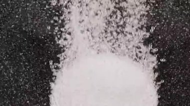 Fışkırtıcı tablet aspirin. Siyah arka planda suya düşen haplar. Tıp konsepti, sağlık, tedavi. Ağır çekim. Makro çekim.