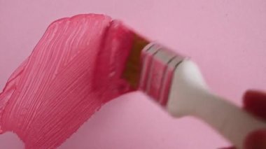 Pembe arka planda pembe akrilik boya. Soyut pembe suluboya fırça darbeleri. Çadır bezi. Boya fırçası. Akrilik lekeleme ayarlandı.