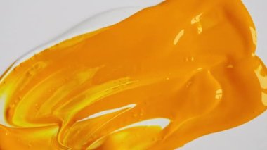 Ressam, suluboya malzemelerini palet bıçağı ve beyaz arka planda pigmentler kullanarak karıştırıyor. Kırmızı akrilik boya. Soyut fırça darbeleri. Yeni renkler icat ediyorum. Çadır bezi. Boya fırçası.