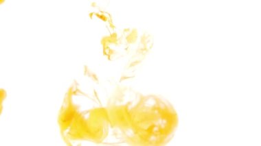 Beyaz arka planda suda renkli mürekkep. Suya karışan boya damlaları, suyun altında dönen mürekkep. Renkli bulut soyut duman patlaması. Soyut renk karışımı. Makro çekim.