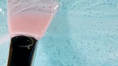 Sıvı krem, mavi kozmetik doku. Kaplama, karalama geçmişi. Organik kozmetik, ilaç. Üst Manzara. 4K