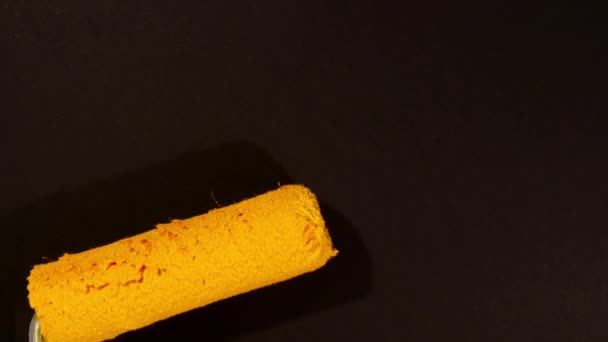 Abstrakcyjne pociągnięcia pędzlem żółtej szczotki, wałek stosowany izolowany na czarnym tle. Żółta konsystencja farby. Teksturowana ilustracja artystyczna. Rozmazy kosmetyków. — Wideo stockowe