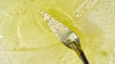 Sıvı krem, sarı kozmetik doku. Kaplama, karalama geçmişi. Organik kozmetik, ilaç. Üst Manzara. 4K