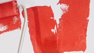 Kırmızı boya fırçasının soyut fırça darbeleri beyaz arka planda izole edilmiş. Kırmızı boya lekesi dokusu. Parlak kırmızı desenli sanatsal illüstrasyon. Kozmetik kokuları.