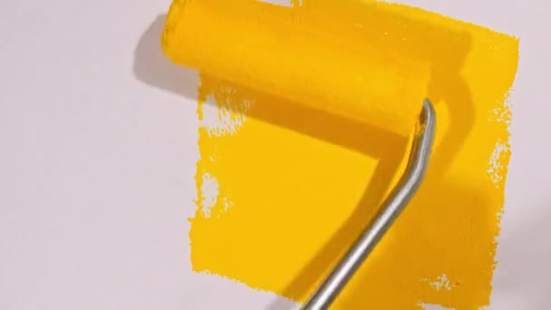 Žlutá akrylová barva na bílém pozadí. Abstraktní žluté akvarelové tahy štětcem. Textilie plátna. Kartáč, kolečko. Sada akrylových maziv. — Stock video