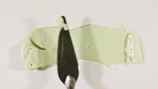 लिक्विड क्रीम, हिरव्या कॉस्मेटिक पोत. यासंदर्भात, स्मीयर पार्श्वभूमी बनवा. सेंद्रिय सौंदर्यप्रसाधने, औषध. शीर्ष दृश्य. 4K — स्टॉक व्हिडिओ