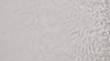 Dalgaların Dalgalandığı Güzel Pastel Su Yüzeyi. Yansımalı berrak mavi su, kırılma güneş ışığı. Su yüzeyi dokusu üst görünümü.