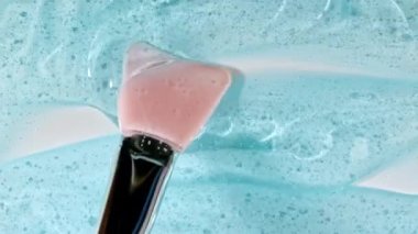 Yüz için mavi krem, leke, kapatıcı, kozmetik sıvısı, krem lekesi, makyaj fırçası. Güzellik derisi ürün örneği. Organik kozmetik, ilaç. Yavaş çekim