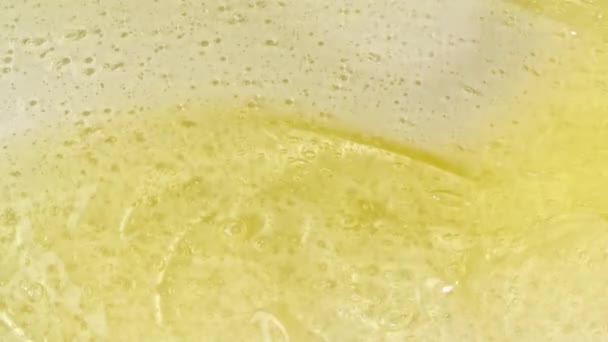 Crema gialla per viso, striscio, correttore, fondotinta liquido cosmetico, crema sbavatura, pennello per il trucco. Campione di prodotto per la cura della pelle di bellezza. Cosmetici biologici, medicina. Rallentatore — Video Stock