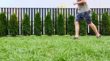 Adam av köpeğiyle dışarıda oynuyor ve evcil hayvanına iyi davranıyor. En sevdiği oyuncağıyla köpeğine sataşıyor. Yavaş Hareket