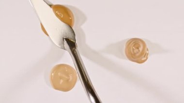 Yüz, leke, kapatıcı, kozmetik sıvı fondöten, makyaj lekesi ya da krem bej rengi leke, makyaj fırçası. Güzellik derisi ürün örneği. Makro Vuruş