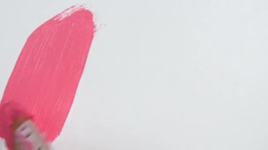 Beyaz arka planda izole edilmiş pembe boya fırçasının soyut fırça darbeleri. Pembe boya lekesi dokusu. Pembe parlak desenli sanatsal çizim. Kozmetik kokuları.