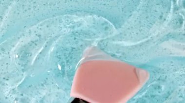 Sıvı krem, mavi kozmetik doku. Kaplama, karalama geçmişi. Organik kozmetik, ilaç. Üst Manzara. 4K