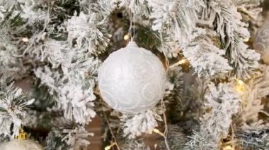 Noel ağacı arkaplanı, kar taneleri, kar ve Noel süslemeleri olan Spruce şubeleri