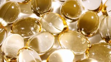 Sarı yağ kapsüllerinin makro görüntüsü, C vitamini, Omega 3, yakın çekim. Haplar ve uyuşturucular. İlaç Endüstrisi. Tıp konsepti. Yavaş çekim