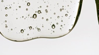 Sade yüzeyinde molekül kabarcıkları akan şeffaf kozmetik jel sıvısı. Makro Vuruş