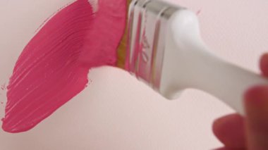Beyaz arka planda pembe akrilik boya. Soyut pembe suluboya fırça darbeleri. Çadır bezi. Boya fırçası. Akrilik lekeleme ayarlandı.