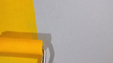 Sarı boya fırçasının soyut fırça darbeleri, gri arka planda izole edilmiş tekerlek. Sarı boya lekesi dokusu. Dokulu sanatsal illüstrasyon. Kozmetik kokuları.