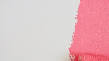 Beyaz arka planda izole edilmiş pembe boya fırçasının soyut fırça darbeleri. Pembe boya lekesi dokusu. Pembe parlak desenli sanatsal çizim. Kozmetik kokuları.