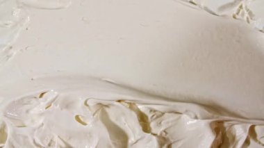 Yüz için beyaz krem, leke, kapatıcı, kozmetik sıvısı temeli, krem lekesi, makyaj fırçası. Güzellik derisi ürün örneği. Organik kozmetik, ilaç. Yavaş çekim