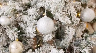 Noel ağacı arkaplanı, kar taneleri, kar ve Noel süslemeleri olan Spruce şubeleri