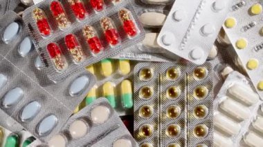 Renkli tıbbi haplar yakın plan çekimde. Haplar, vitaminler ve ilaçlar. İlaç Endüstrisi. Tıp konsepti. Makro atış. Yavaş çekim