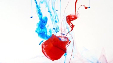 Beyaz arka planda suda renkli mürekkep. Suya karışan boya damlaları, suyun altında dönen mürekkep. Renkli bulut soyut duman patlaması. Soyut renk karışımı. Makro çekim.