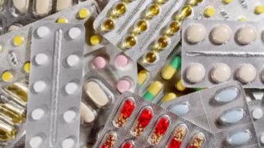 Renkli tıbbi haplar yakın plan çekimde. Haplar, vitaminler ve ilaçlar. İlaç Endüstrisi. Tıp konsepti. Makro atış. Yavaş çekim