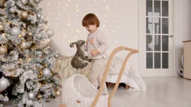 Çocuk yeni yıl arifesinde oynuyor.